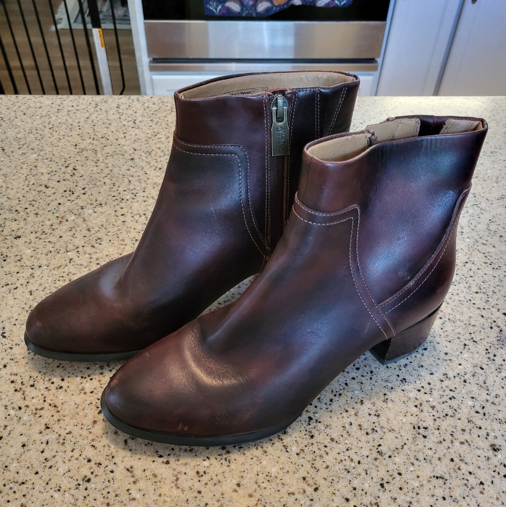 Vionic Leather Womens SZ 6 Waterproof Booties